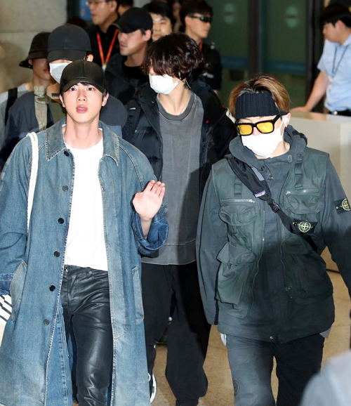 BTS ピンバッジ 空港ファッション BTS私服】V＆JUNGKOOK ”お洒落すぎる